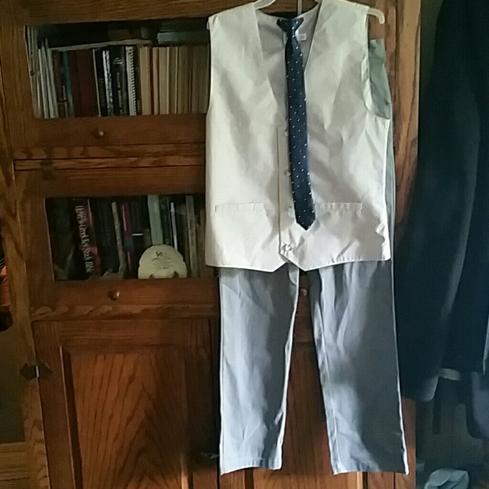 Boys 2 piece suit with tie NWOT